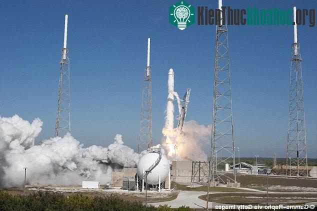 Chuyến bay thương mại đầu tiên lên trạm vũ trụ quốc tế ISS đã bị hoãn