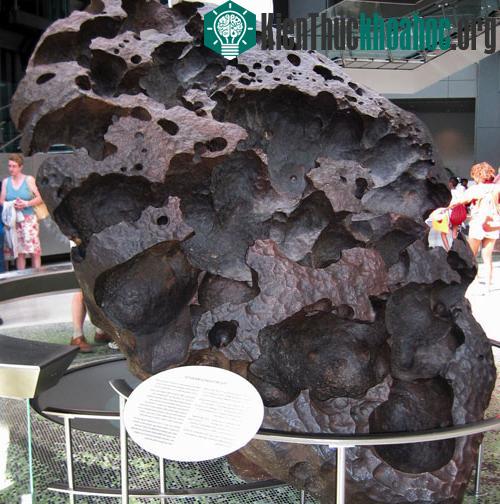 Willamette Meteorite là thiên thạch to nhất được tìm thấy ở Hoa Kỳ.