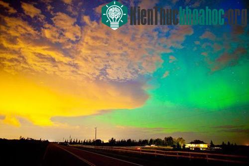 Đám mây màu da cam bay qua cực quang màu xanh lục ở một nơi gần Calgary, Canada vào sáng sớm ngày 6/8.