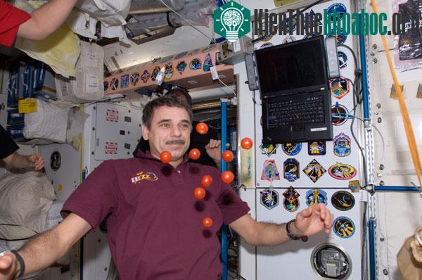 Phi hành gia Mikhail Korniyenko (sinh năm 1960) thư giãn cùng những quả cà chua trên ISS vào năm 2010. (Ảnh: Roscosmos)