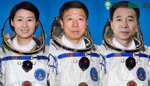 Ba nhà du hành vũ trụ thực hiện nhiệm vụ kết nối tàu có người lái. Từ trái qua phải là Jing Haipeng, Liu Wang, và Liu Yang. (Ảnh: Xinhua)
