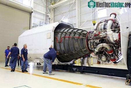 Việc tháo dỡ các tàu con thoi trước khi đưa đi trưng bày là một công việc cần thiết của NASA.