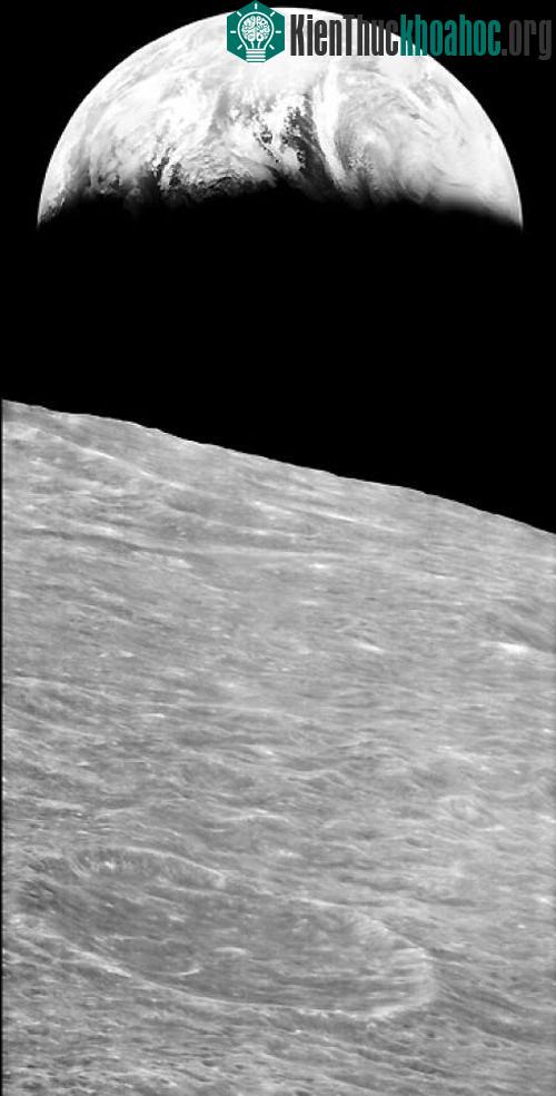 Bức hình nổi tiếng “Trái đất mọc” được chụp từ vũ trụ bởi tàu Lunar Orbiter 1, thể hiện Trái đất đang mọc lên duyên dáng trên đường chân trời của Mặt Trăng, năm 1966. (Ảnh: NASA)