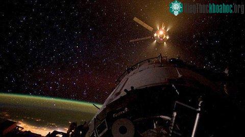 Bức ảnh của NASA chụp cảnh tàu Dragon áp sát trạm ISS đêm thứ Ba tuần trước
