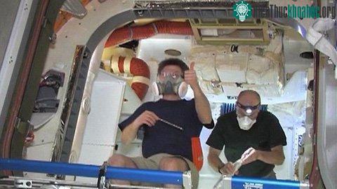 Phi hành gia Don Pettit của NASA ra dấu hiệu thành công khi Dragon đấu nối thành công với ISS.