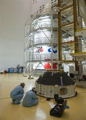 Khoang chứa vệ tinh nằm trên đầu tên lửa vũ trụ Ariane 5 được gắn logo tại cảng vũ trụ của Arianespace ở French Guiana. Riêng phần đầu tên lửa này đã cao gần bằng một tòa nhà 4 tầng.