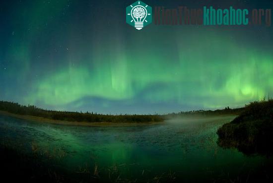 Bầu trời phía trên thành phố Grand Marais, bang Minnesota, Mỹ chuyển sang màu xanh lục vì cực quang.