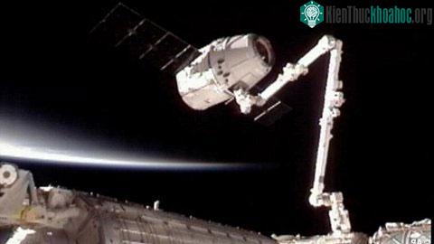 Trạm ISS sử dụng cánh tay máy robot để "chộp" lấy tàu Dragon, phục vụ cho việc kết nối.