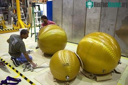 Các nhân viên kỹ thuật ngồi cạnh các bình hệ thống đẩy chính của tàu Endeavour sau khi chúng được tháo dỡ khỏi thân tàu.