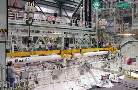 Các nhân viên tham gia quá trình tháo dỡ tàu con thoi Endeavour.