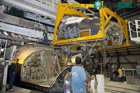 Các nhân viên kỹ thuật đang di chuyển những chiếc ghế trên tàu Discovery.