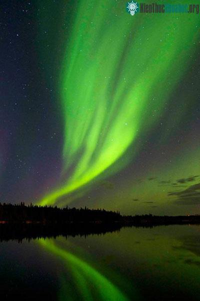 "Dòng sông xanh" phía trên thành phố Garden Hill, Canada vào nửa đêm 6/8.
