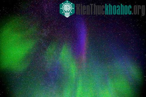 Những ngôi sao tỏa sáng cùng cực quang ở phía trên thành phố Cochrane, Canada vào tối 5/8.