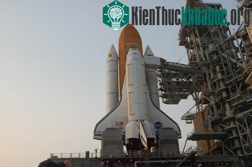 Tàu con thoi chuẩn bị phóng vào lịch sử