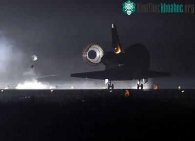 Endeavour hạ cánh xuống Trung tâm vũ trụ Kennedy