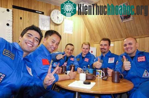 Hai nhà du hành đổ bộ lên Sao Hỏa giả tưởng ảnh 0