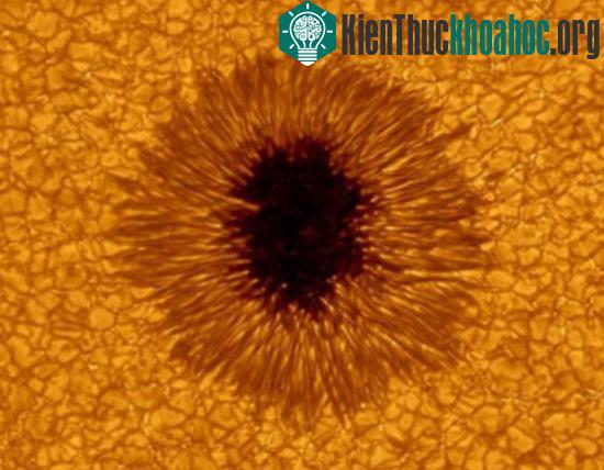 Cận cảnh điểm đen trên Mặt trời ảnh 0