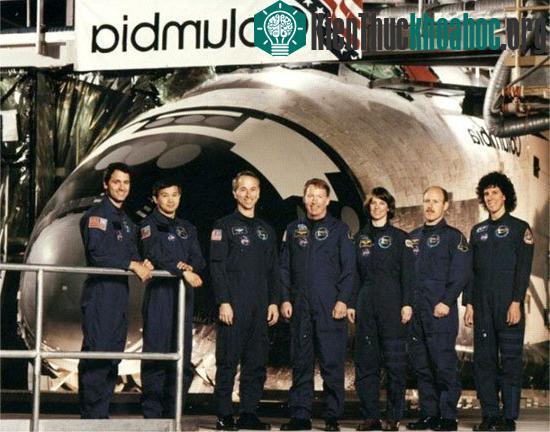 Trịnh Hữu Châu thứ 2 từ trái sang cùng phi hành đoàn tàu Columbia STS - 50