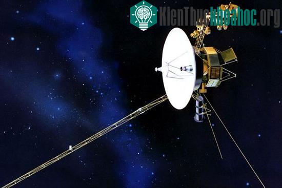 Tàu thăm dò Voyager 1 được phóng đi vào tháng 9 năm 1977, mang theo đĩa được mạ vàng, ghi lại âm thanh và hình ảnh về Trái Đất