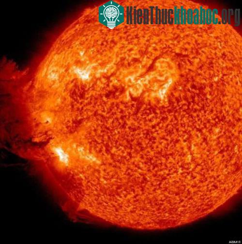 Sóng thần mang điện tích khổng lồ từ mặt trời ập xuống trái đất