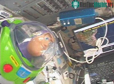 “Phi hành gia” Buzz Lightyear ở trong không gian lâu nhất ảnh 1