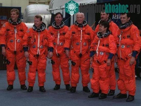 Tàu con thoi Discovery đưa thượng nghị sĩ Mỹ John Glenn (70 tuổi) vào vũ trụ