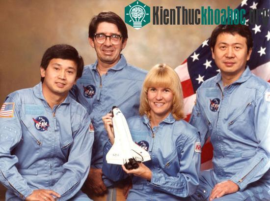 Eugene Trịnh và một vài thành viên của phi hành đoàn Columbia lịch sử năm 1992