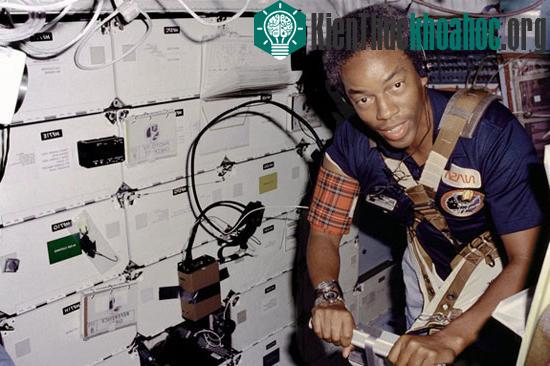 Guion Bluford cùng 4 nhà du hành khác bay vào vũ trụ trên tàu con thoi Challenger vào ngày 30/8/1983