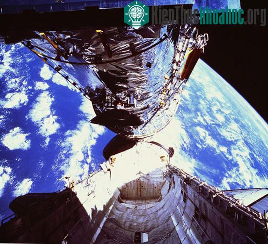 Tàu con thoi Discovery đem vào vũ trụ kính thiên văn nổi tiếng nhất thế giới Hubble Space Telescope