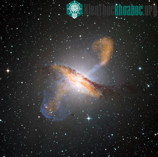 Lỗ đen tuôn ra từ Centaurus A ảnh 0