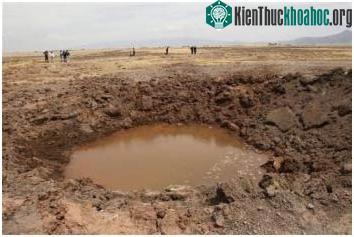 Cái hố thiên thạch tại Peru.