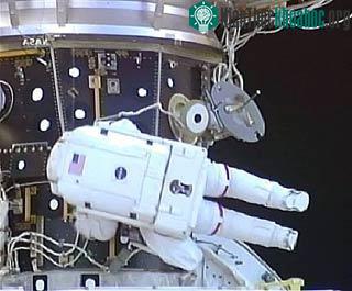 NASA: Đi bộ không gian để đánh giá hiện trạng tàu con thoi Endeavour ảnh 0