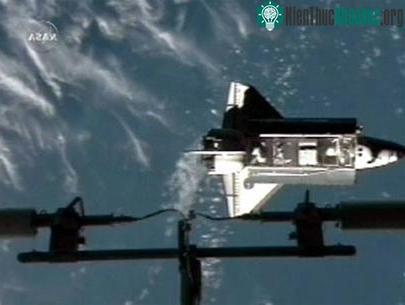 Tàu Endeavour khi tiếp cận Trạm ISS