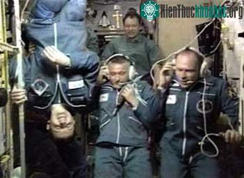 Tỷ phú Simonyi lộn ngược và các nhà du hành sau khi Soyuz ghép nối với ISS