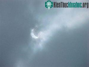 Ảnh do các nhà quan sát chụp được cảnh nhật thực một phần khi bầu trời đầy mây...