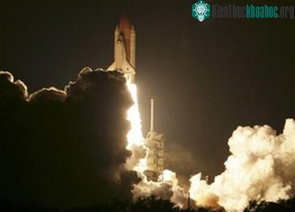 Tàu con thoi Discovery rời khỏi Trung tâm vũ trụ Kennedy ở mũi Canaveral