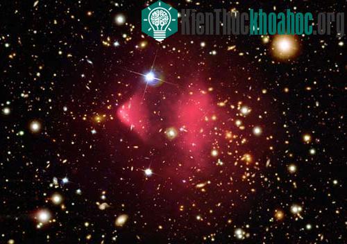 Ảnh của đài quan sát tia X Chandra cho thấy chòm thiên hà 1E 0657-56, hay Bullet Cluster hình thành sau vụ va chạm dữ dội của hai đám thiên hà