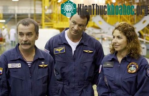 Anousheh Ansari (trái) cùng 2 nhà du hành vũ trụ Miguel Lopez-Alegria (người Mỹ) & Mikhail Tyurin (người Nga)