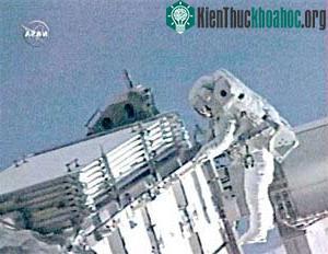 Các nhà du hành tàu Atlantis thực hiện cuộc đi bộ ngoài không gian ảnh 0