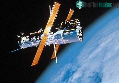 Các 'hỏa tiễn khổng lồ' lang thang trong vũ trụ ảnh 1