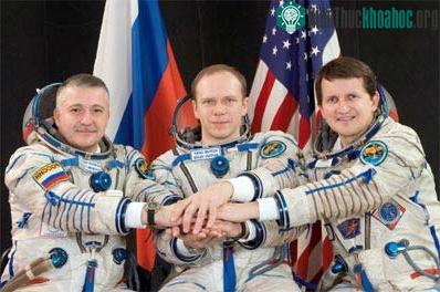 Từ trái sang phải: Charles Simonyi, Oleg Kotov và Fyodor Yurchikhin