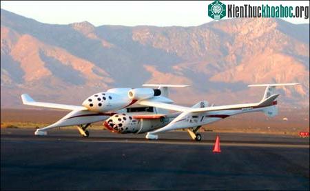 Máy bay không gian SpaceShipOne được máy bay mẹ White Knight đưa vào không trung