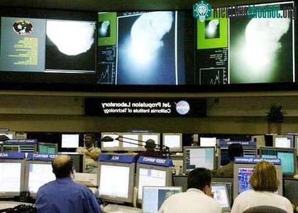 Các kỹ sư ở NASA đang theo dõi qua màn hình ảnh vụ va chạm giữa tàu vũ trụ với sao chổi vào tháng 7/2005.