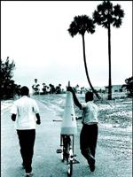 Nền khoa học không gian của Ấn Độ ra đời từ đầu thập niên 60, khi các bộ phận tên lửa thô sơ được chuyển ra bãi phóng bằng xe đạp