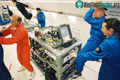 Pháp thực hiện ca phẫu thuật không trọng lượng đầu tiên ảnh 1