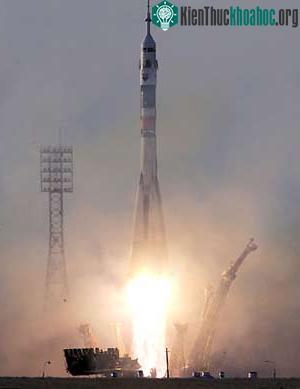 Ngày 30/3/2006, phi hành đoàn tàu vũ trụ “Soyuz TMA-8” thực hiện chuyến thám hiểm thứ 13 lên Trạm Vũ trụ Quốc tế đã khởi hành từ sân bay vũ trụ Baikonur