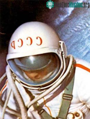 Leonov khi bước ra ngoài khoảng không vũ trụ