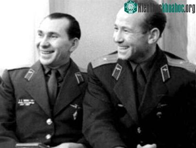 Pavel Belyaev (phải) và Aleksei Leonov trước chuyến bay
