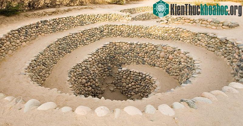 Hố xoắn ốc kỳ lạ trên sa mạc ở Peru. (Ảnh: Pikselstock).