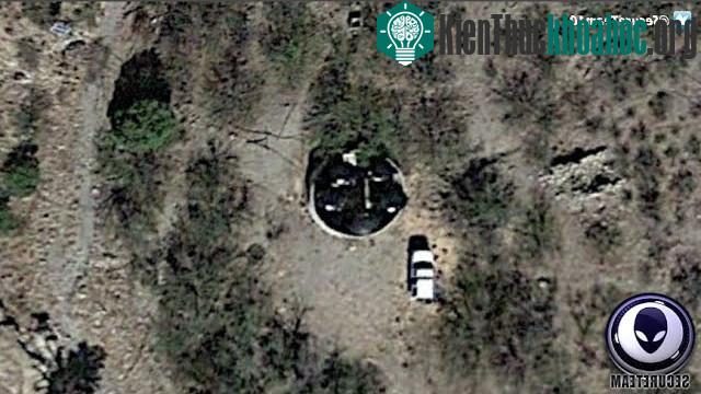Vật thể màu đen (khoanh đỏ) do Google Earth ghi lại. (Ảnh: Google Earth).